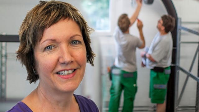 Porträt von Monika Bitter auf Lehrlingssituation montiert. Porträt von Monika Bitter auf Lehrlingssituation montiert.