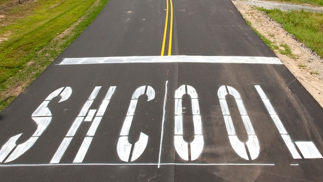 Auf einer Strasse steht "Shcool". Auf einer Strasse steht "Shcool".
