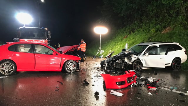 Zwei kaputte Autos stehen auf der Strasse. Zwei kaputte Autos stehen auf der Strasse.