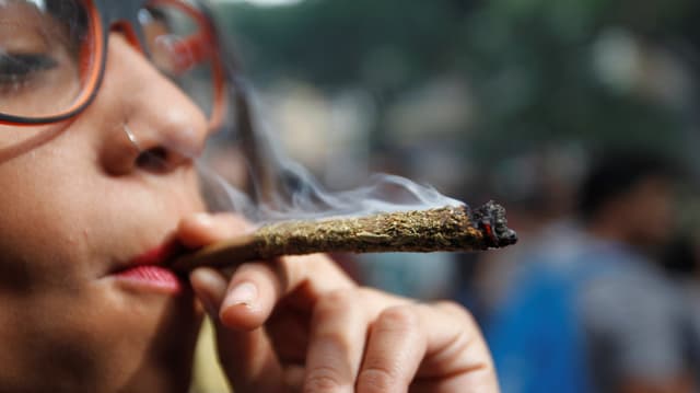 Junge Frau raucht einen Joint. Junge Frau raucht einen Joint.