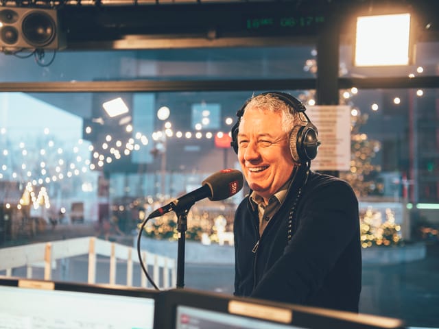 Röbi Koller lachend in der Glasbox