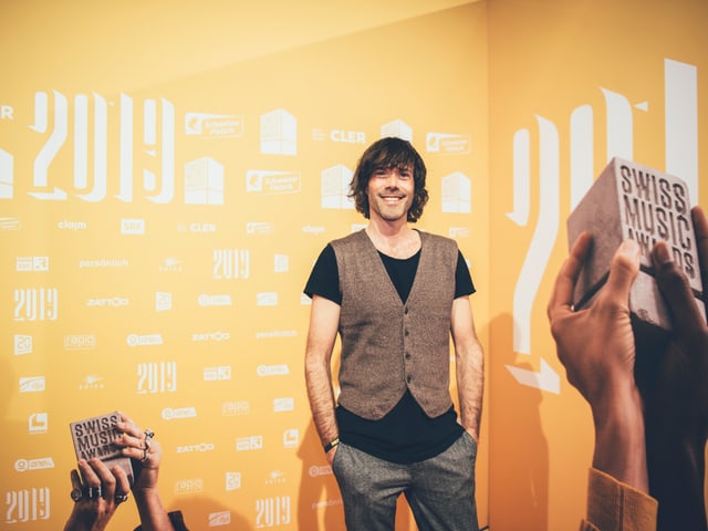 Lockeres Posieren bei Adrian Stern.