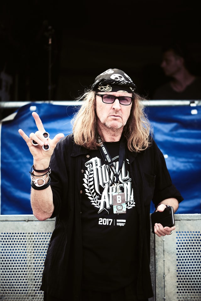 Chris von Rohr hält einen Fidget Spinner in der Hand Chris von Rohr hält einen Fidget Spinner in der Hand