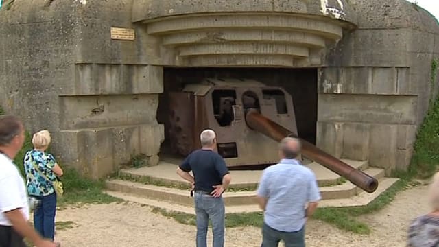 Touristen vor einem Bunker Touristen vor einem Bunker