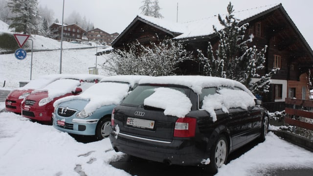 Schneebedeckte Autos und Strassen in Adelboden am vergangenen Mittwoch. Schneebedeckte Autos und Strassen in Adelboden am vergangenen Mittwoch.