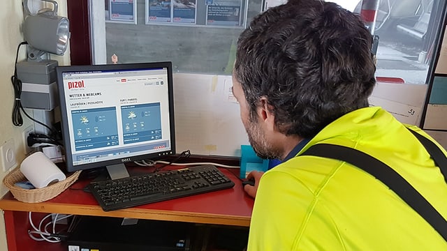 Mann blickt in den Computerbildschirm mit Wetterdaten. Mann blickt in den Computerbildschirm mit Wetterdaten.