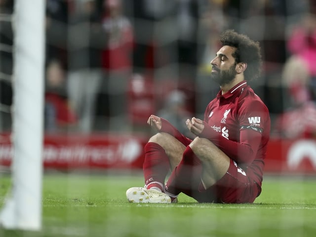 Salah jubelt sitzend am Boden Salah jubelt sitzend am Boden