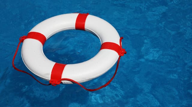 Rettungsring auf Wasser. Rettungsring auf Wasser.