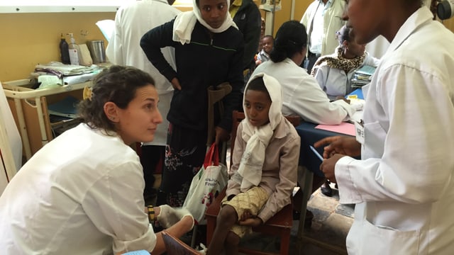 Melanie Holzgang untersucht ein Kind im Spital von Jimma Melanie Holzgang untersucht ein Kind im Spital von Jimma