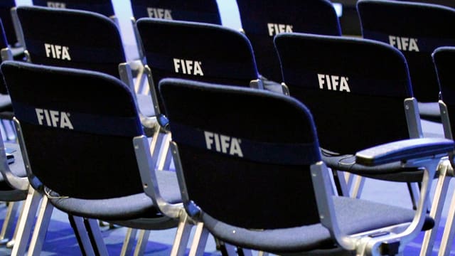 Sutgas cun l’inscripziun “Fifa”. Sutgas cun l’inscripziun “Fifa”.