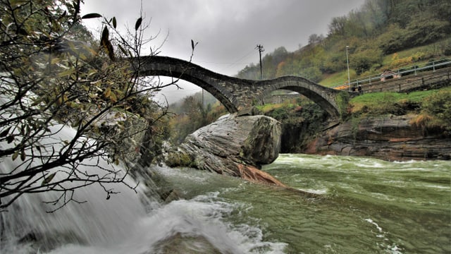 Viel Wasser unter der berühmten Ponte dei Salti im Verzascatal. Viel Wasser unter der berühmten Ponte dei Salti im Verzascatal.