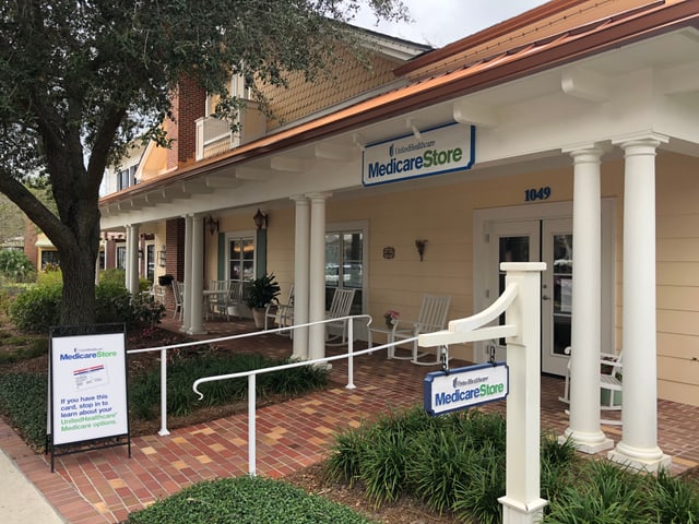 Ein Holzhaus mit Schild «Medicare Store» Ein Holzhaus mit Schild «Medicare Store»