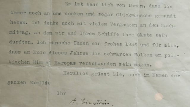 Ein Brief von Albert Einstein in Maschinenschrift. Ein Brief von Albert Einstein in Maschinenschrift.