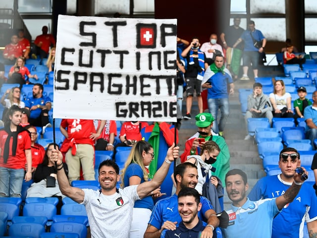 Italienische Fans in Basel. Italienische Fans in Basel.