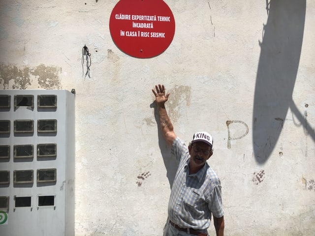 Gheorghe Nize zeigt auf das Warnschild am B-Block Gheorghe Nize zeigt auf das Warnschild am B-Block