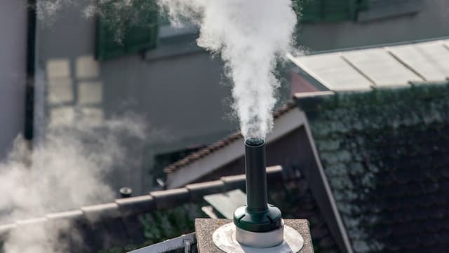 Rauchender Kamin. Rauchender Kamin.