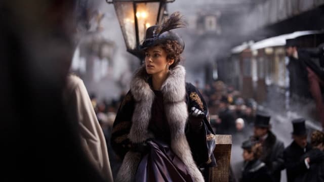 Anna Karenina, gespielt von Keira Knightely, steht am Gleis auf einem Bahnhof. Anna Karenina, gespielt von Keira Knightely, steht am Gleis auf einem Bahnhof.