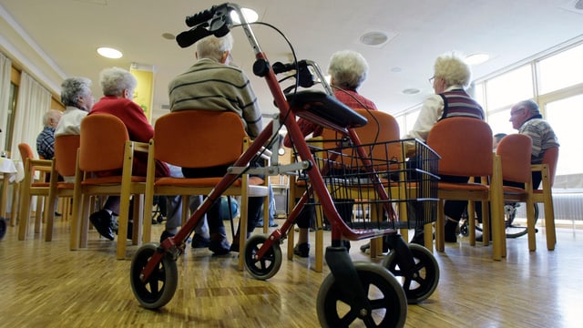 Eune Gruppe Senioren sitzt im Kreis, ein Rollator im Vordergrund. Eune Gruppe Senioren sitzt im Kreis, ein Rollator im Vordergrund.