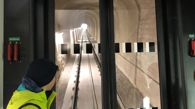 Bähnli fährt in einem Tunnel. Bähnli fährt in einem Tunnel.
