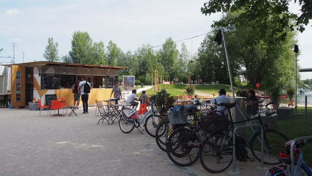 Sommerbar im Grünen mit vielen Velos Sommerbar im Grünen mit vielen Velos