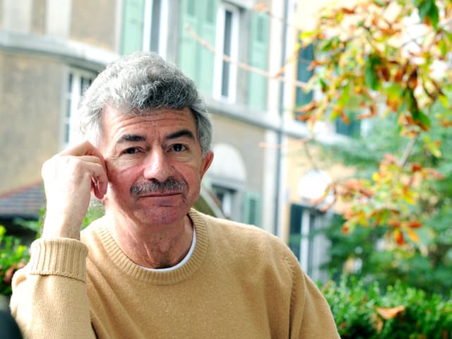 Das Proträt eines Mannes in hellgelbem Strickpullover, grauen Haaren und grauem Oberlippenbart. Das Proträt eines Mannes in hellgelbem Strickpullover, grauen Haaren und grauem Oberlippenbart.