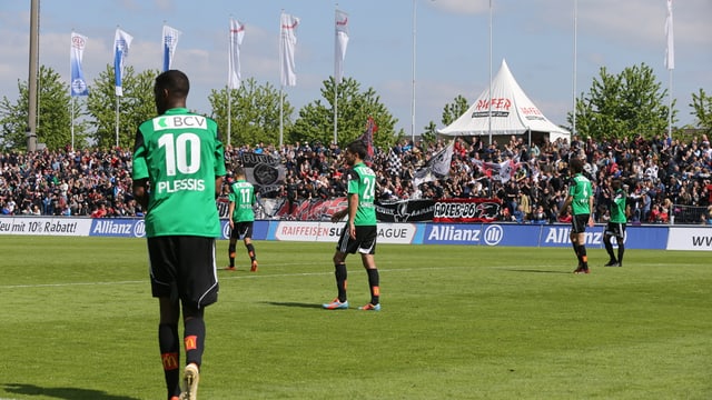 Spieler auf dem Brügglifeld, dahinter Publikum. Spieler auf dem Brügglifeld, dahinter Publikum.