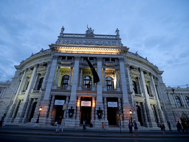 Ansicht des Theaters in der Abenddämmerung Ansicht des Theaters in der Abenddämmerung