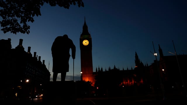 Churchill-Statue in London bei Dämmerung