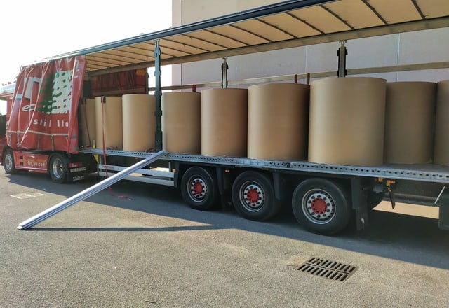 Sicht auf die Ladefläche eines LKW von der Seite. Sicht auf die Ladefläche eines LKW von der Seite.