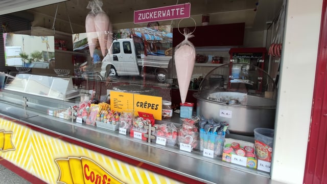 Stand mit Zuckerwatte, Magenbrot und gebrannten Mandeln Stand mit Zuckerwatte, Magenbrot und gebrannten Mandeln
