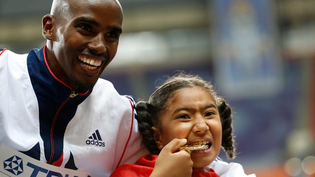 Mo Farah strahlt mit seiner Stieftochter Rhianna und der Olympia-Goldmedaille. Mo Farah strahlt mit seiner Stieftochter Rhianna und der Olympia-Goldmedaille.