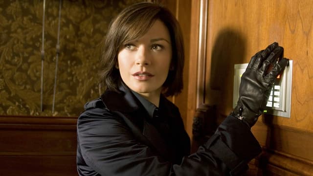 Ein Bild aus dem Film "Oceans's Twelve". Es zeigt die Schauspielerin Catherine Zeta-Jones, wie sie in ein Gebäude einbricht. Ein Bild aus dem Film "Oceans's Twelve". Es zeigt die Schauspielerin Catherine Zeta-Jones, wie sie in ein Gebäude einbricht.