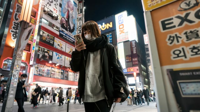 Frau mit Gesichtsmaske in Tokio Frau mit Gesichtsmaske in Tokio