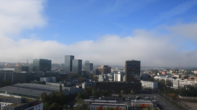 Die Hochhäuser in Oerlikon tauchen aus dem Nebel auf Die Hochhäuser in Oerlikon tauchen aus dem Nebel auf