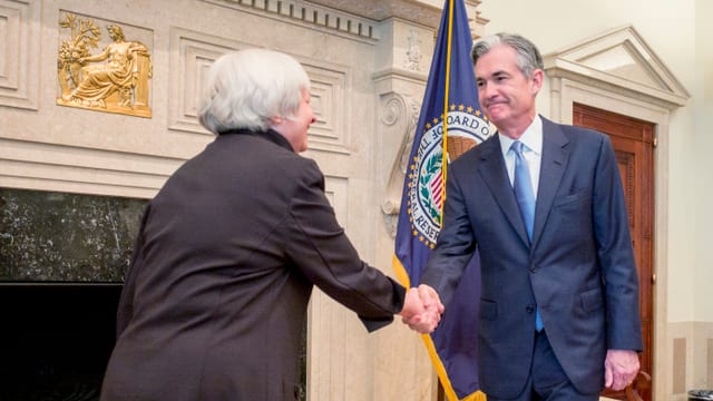 Janet Yellen schüttelt Jerome Powell die Hand. Janet Yellen schüttelt Jerome Powell die Hand.