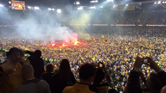 Die Fans stürmen den Kunstrasen. Die Fans stürmen den Kunstrasen.