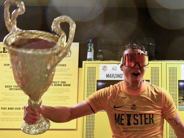 Marco Wölfli mit Alu-Pokal und Skibrille Marco Wölfli mit Alu-Pokal und Skibrille