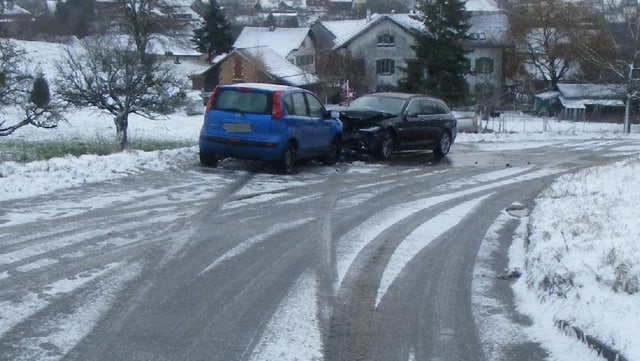 Zwei Autos sind in einer Rechtskurve ineinander gefahren. Zwei Autos sind in einer Rechtskurve ineinander gefahren.