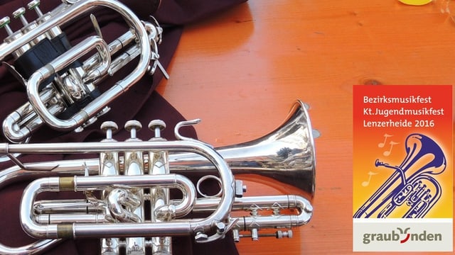 Dus cornets sin ina maisa cumbinà cun il logo da la festa da musica. Dus cornets sin ina maisa cumbinà cun il logo da la festa da musica.