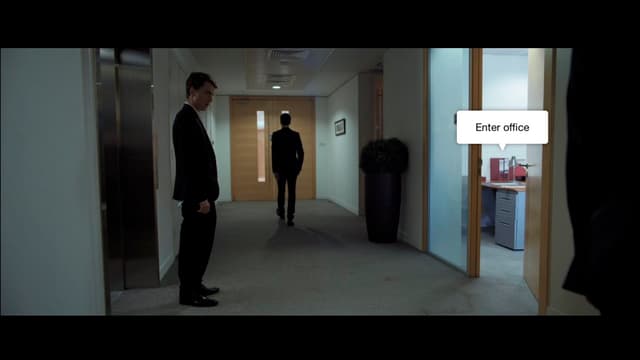 Matt steht im Gang eines Büros. Matt steht im Gang eines Büros.