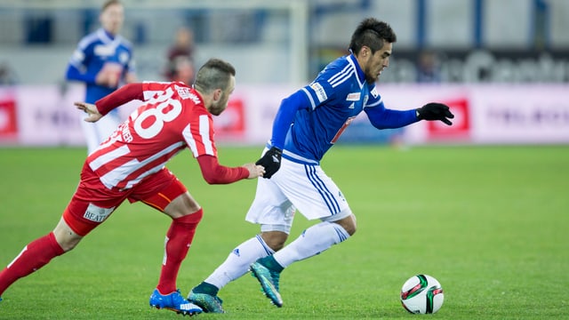Luzerns Lezcano mit dem Ball am Fuss. Luzerns Lezcano mit dem Ball am Fuss.