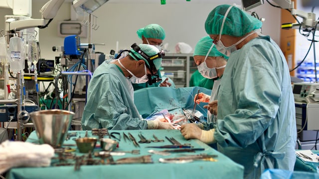 Chirurgen bei der Arbeit: Herztransplantation in Zürich. Chirurgen bei der Arbeit: Herztransplantation in Zürich.