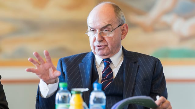 Ulirch Meyer spricht und gestikuliert. Ulirch Meyer spricht und gestikuliert.