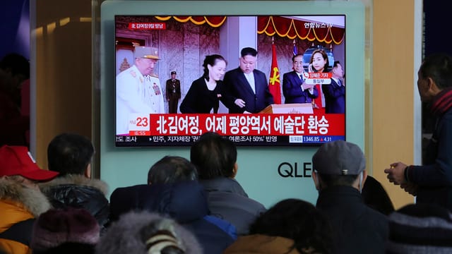 Kim Yo Jong und Kim Jong Un auf einem Fernsehbildschirm. Kim Yo Jong und Kim Jong Un auf einem Fernsehbildschirm.