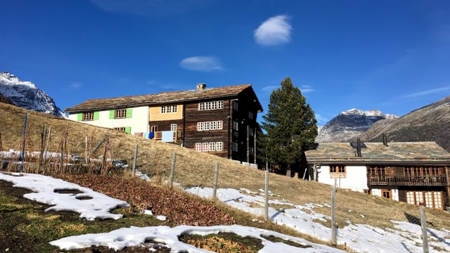 Grüne Hänge mit Schneespuren in Saas Fee Grüne Hänge mit Schneespuren in Saas Fee