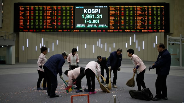 Arbeiterinnen und Arbeiter putzen die koreanische Börse. Arbeiterinnen und Arbeiter putzen die koreanische Börse.
