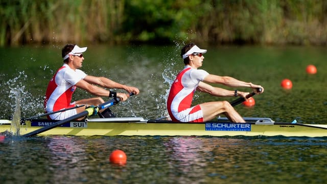 Simon Niepmann (links) und Lucas Tramèr kommen auf dem Rotsee eine Runde weiter. Simon Niepmann (links) und Lucas Tramèr kommen auf dem Rotsee eine Runde weiter.