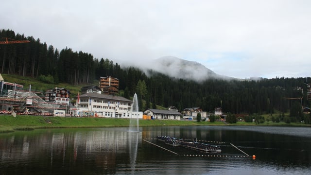 Blick am Samstagmorgen über den Obersee in Arosa mit vielen Wolken. Blick am Samstagmorgen über den Obersee in Arosa mit vielen Wolken.