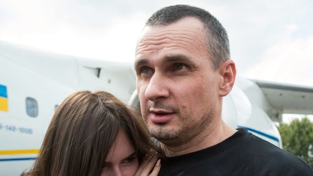 Oleg Senzow mit seiner Tochter nach der Ankunft am Flughafen Oleg Senzow mit seiner Tochter nach der Ankunft am Flughafen