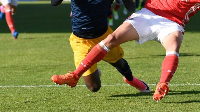 Zwei junge Spieler auf dem Rasen. Der eine wird gefoult. Zwei junge Spieler auf dem Rasen. Der eine wird gefoult.